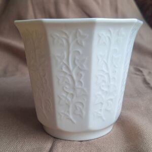 Lenox Porcelein Ivy Collection Cachepot Vase Creamy Ivory Embossed Special Pot